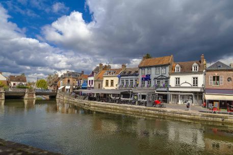 Vue sur les cafés à Amiens