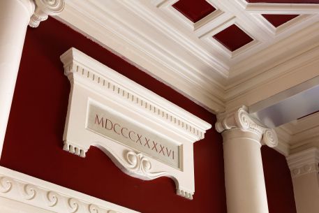 Détails sur le mur de l'hôtel de l'Univers Amiens